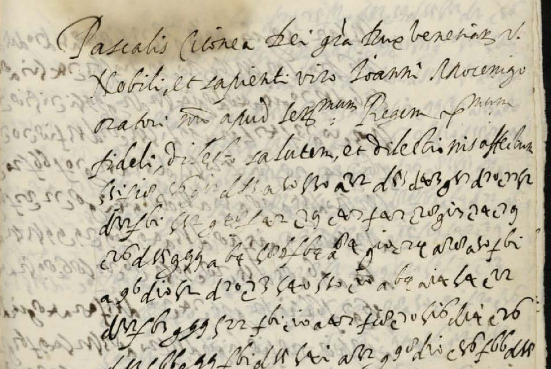 The top of a manuscript page: four lines of Latin in a chancery hand, then dense lines of cipher, each group a letter followed by figures, with heavy bleed-through from the other side